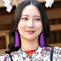 ファーストサマーウイカ、豊満バストチラリの“地雷系”姿披露「可愛すぎる」「似合う」と絶賛の声 画像