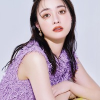 橋本環奈“最高の癒やし”との誌上初公開ショット 親友・浜辺美波とのエピソードも明かす 画像