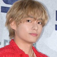 BTS・V、鮮烈青髪ロング姿で美腹筋披露「神々しい」「人間離れした美しさ」反響続々 画像