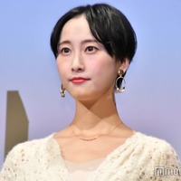 元日結婚発表の松井玲奈、左手薬指に指輪キラリ 着物姿のディズニーオフショットに「素敵です」「とっても可愛い」と反響続々 画像