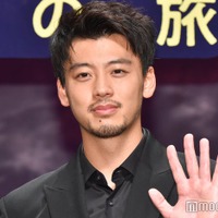 竹内涼真、女性芸人と“恋人繋ぎ” 袴姿の初詣デート実演に「ドキドキ」「カッコ良すぎる」と反響 画像