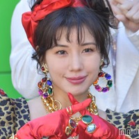 仲里依紗、ヒョウ柄ドレスから美背中輝く 阿部サダヲらと“80年代風ファッション”で登場<不適切にもほどがある!> 画像