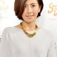 長谷川理恵、ミニスカ×ニーハイソックスで美脚スラリ「変わらずお美しい」「スタイル抜群」の声 画像