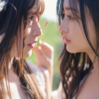 乃木坂46井上和&小川彩、煌めき白ワンピ姿 5期生写真集「あの頃、乃木坂にいた」カット公開 画像