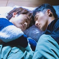 Snow Man岩本照&なにわ男子・藤原丈一郎、添い寝シーンの裏側公開 耳元で即興ソングのイチャイチャ<恋する警護24時> 画像
