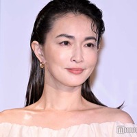 長谷川京子、ミニ丈で美脚大胆披露「美しい」「スタイル抜群」の声 画像