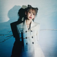 LE SSERAFIM宮脇咲良、スリットから美脚披露「ルイ・ヴィトン」纏い儚く美しい姿で「Numero TOKYO」ソロ初表紙 画像