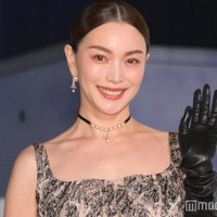 蛯原友里、大胆ミニ丈で太もも全開「ドキッとした」「変わらず美脚」と反響 画像