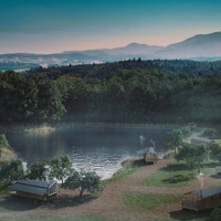 自然の中でサウナ体験＆トレーラーハウスに宿泊　長野に「Earthboat Village Kurohime」開業 画像