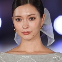 八木アリサ、ミニ丈でスラリ美脚際立つ「スタイル抜群」「脚綺麗」の声 画像