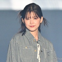 渡邉理佐、ストライプサロペット姿でメンズライクな雰囲気 キュートな笑顔振りまく【TGC 和歌山 2024】 画像