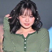 莉子、タイトデニムスカートからスラリ美脚のぞかす ふわふわヘアが可愛い【TGC 和歌山 2024】 画像