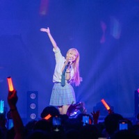 話題のTikToker・あかせあかり、海外ライブ初出演 YOASOBI「アイドル」カバー＆コスプレ衣装で2000人魅了 画像