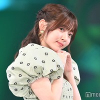 鈴木愛理、素肌＆美デコルテ輝くドレス姿「圧倒的透明感」と反響相次ぐ 画像