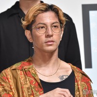 Dragon Ash降谷建志、息子・降谷凪に“頬キス”親子2ショット公開「遺伝子を感じる」「後ろ姿までそっくり」と反響 画像