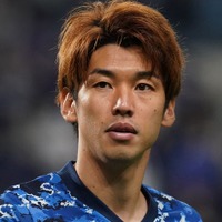 サッカー大迫勇也選手、美人妻との水着2ショットが話題 バキバキ腹筋に視線集中「ガン見した」「驚異のスタイル」 画像