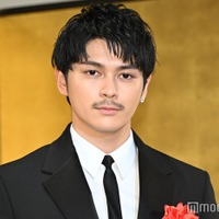 眞栄田郷敦、1番尊敬している先輩がサプライズ登場で感激「改めて頑張ろうという気持ちになった」＜2024年 エランドール賞＞ 画像