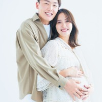 第2子出産の衛藤美彩、妊娠8ヶ月時のふっくらお腹 源田壮亮選手と雑誌表紙では初の夫婦共演 画像