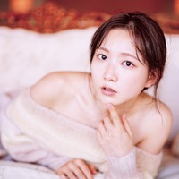 声優・青山なぎさ、美デコルテ大胆露出 背中ざっくりドレスも 画像