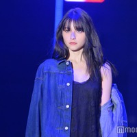 嵐莉菜、大胆な肩出しがSEXY 美脚際立つ肌見せコーデ【TGC 2024 S／S】 画像