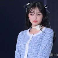 「マルス」で話題・大峰ユリホ、ほっそり美脚披露 リボン×ハーフツイン風スタイルが可愛い【TGC 2024 S／S】 画像