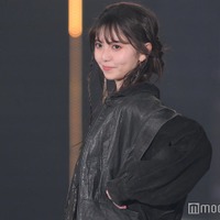 齋藤飛鳥、70年代ファッションのレトロコーデ ゆるふわヘアが可愛い【TGC 2024 S／S】 画像