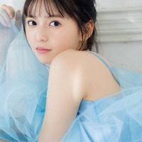 齋藤飛鳥、キャミワンピ＆ショーパン姿で透明素肌披露 3年ぶり「ヤンマガ」表紙登場 画像