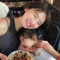 おのののか、2歳娘とシンガポール“女子旅”SHOTに反響「仲良しファミリー」「ほんっっとにかわいい」 画像
