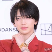 岩橋玄樹、SEXY赤スーツで久々の公の場 初写真集を自画自賛「やっぱり自分かっこいいなって思いました」＜Labneh＞ 画像