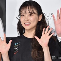 重盛さと美、ニット1枚でスラリ美脚披露「まっすぐで理想」「セクシー」の声 画像