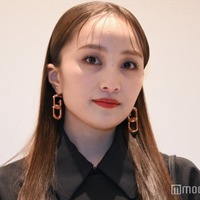 ももクロ百田夏菜子、ミニ丈ボトムで美脚披露 オールブラックでシックな雰囲気＜CHARLES & KEITH 渋谷店OPENセレブレーションパーティー＞ 画像