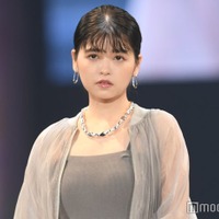 景井ひな、ほっそり二の腕際立つ透けブルゾン姿【札幌コレクション2024SS】 画像