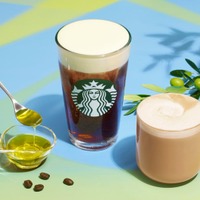 スタバ、オリーブオイル香る新感覚コーヒー「オリアート」全国500店舗超で取り扱い開始 画像