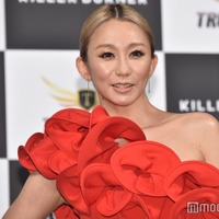 倖田來未、青髪にイメチェン ピンク髪の夫との2ショット公開で「最強」「素敵な夫婦」の声 画像