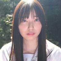 乃木坂46五百城茉央、制服姿で上目遣い “冨里奈央撮影”スペシャルグラビア登場 画像