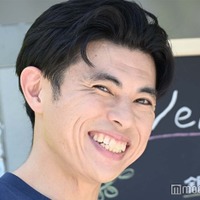 小島よしお、家族でお花見へ 長男との2ショット公開「口元似てる」「3人の写真も素敵」の声 画像