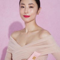 MEGUMI、ランジェリー姿で豊満バスト披露 大人の色気漂う 画像