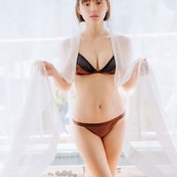 葉月つばさ、色白美谷間開放 チアガール姿披露 画像