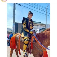 「マジで顔小さすぎ」佐野勇斗、徳川家康に扮した乗馬SHOTに反響「なんでも似合うのさすが！！」 画像