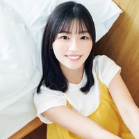 日向坂46佐々木美玲、ワンピース姿で色白素肌輝く 休日デート風グラビア 画像