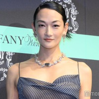 冨永愛、透けドレス×スリットで美脚全開「日本人で初めて着けた」ネックレス輝く【ティファニーワンダー】 画像