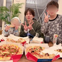 辻希美、家族でピザパーティ！“ほぼ初”ピザを食べた三男の姿も公開「沢山食べてくれました」 画像