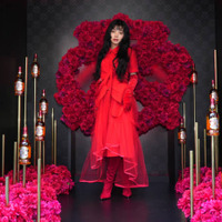 池田エライザ、遊び心を効かせた真っ赤な衣装姿でイベントに登場！カクテル作りにも挑戦「緊張しました」 画像