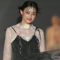 「マルス」で話題・大峰ユリホ、ガーリーワンピで美脚披露 ローズチョーカーで甘い雰囲気【TGC熊本2024】 画像