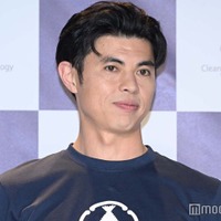 小島よしお、TBS「スポ男」収録中に骨折 包帯巻いた写真で報告 画像