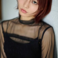 話題の「ウマ娘」声優・松岡美里、シースルーワンピでクールな眼差し “いつもと違った姿”見せる 画像