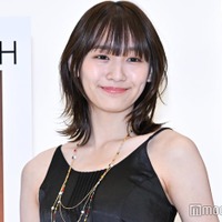 浅川梨奈、ミニスカートから美脚チラリ「スタイル抜群」「脚綺麗」と反響 画像