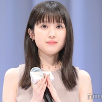 福本莉子、スリットから美脚輝く「スタイル良い」「可愛い」と反響 画像