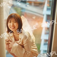 日向坂46松田好花、パジャマ姿ではにかむ 1st写真集封入ポストカード第5弾解禁【振り向いて】 画像