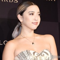 植野有砂、イケメン夫とキス 結婚式ショットに渡辺直美・藤田ニコルらも祝福 画像